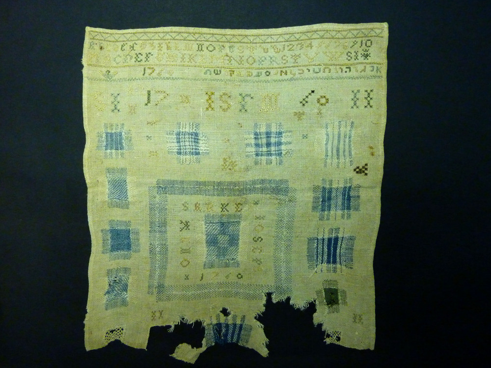 stoplap met naast alfabet ook joodse letters, gemaakt door Joseps Sarke 1740 - 1760.