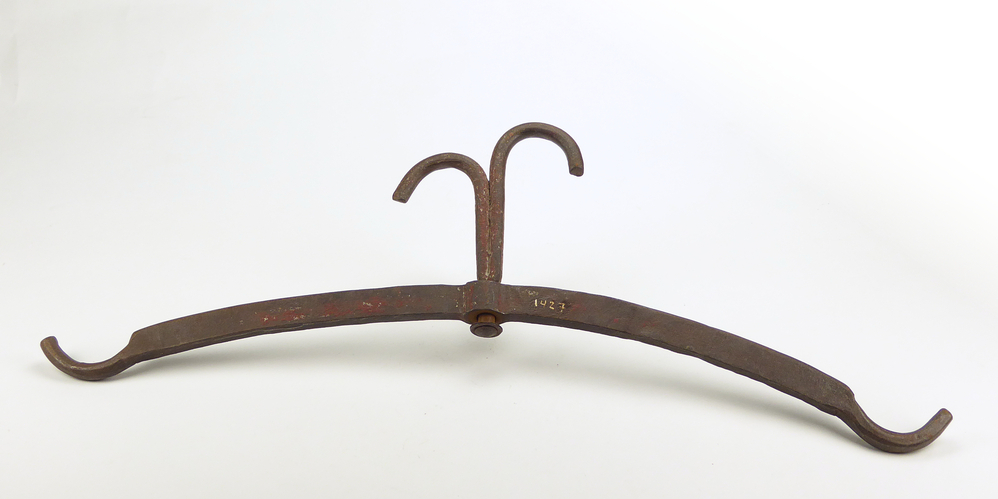 ijzeren kapstokvormige object met aan uiteinde omgebogen haak, in het midden 2 tegengestelde aaneen gesmede haken