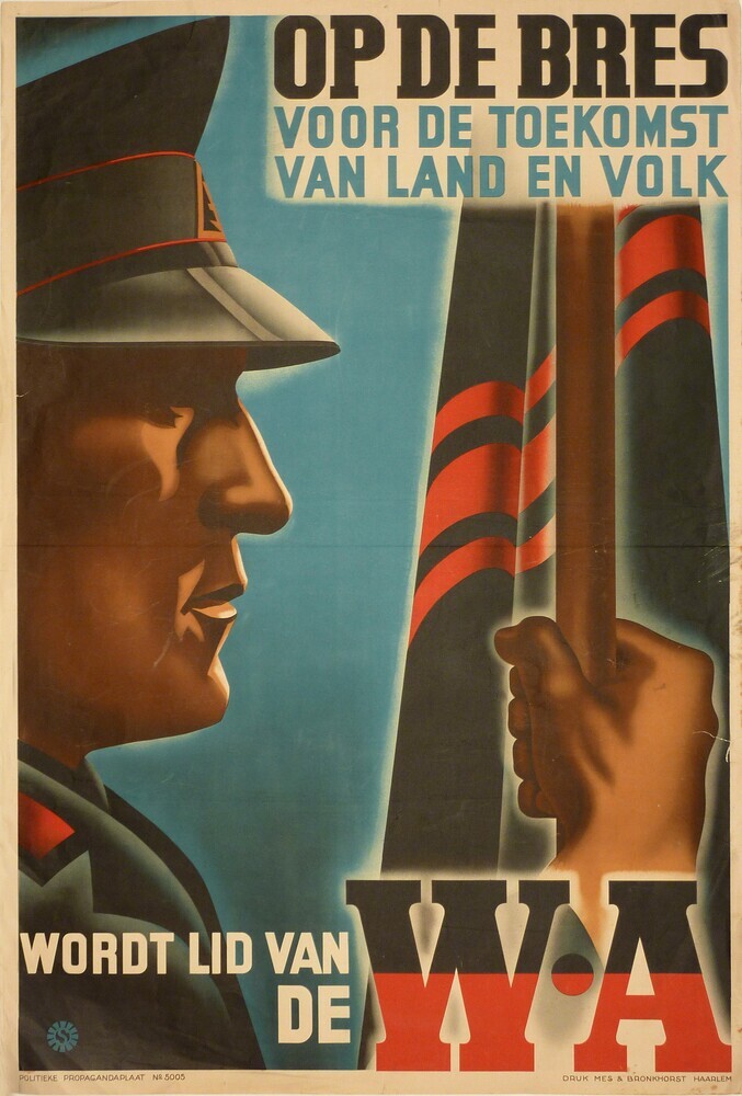 Werfingaffiche voor de Weerafdeling met op voorkant afbeelding hoofd van een weermachtman in zwart uniform met tekst : op de bres voor de toekomst van land en volk, wordt lid van de W.A. politieke propaganda 5005. Lithografie gedrukt door drukkerij Mes en Bronkhorst te Haarlem in 1943, 30 x 45 cm en 60 x 89,5 cm, vervaardiger S.