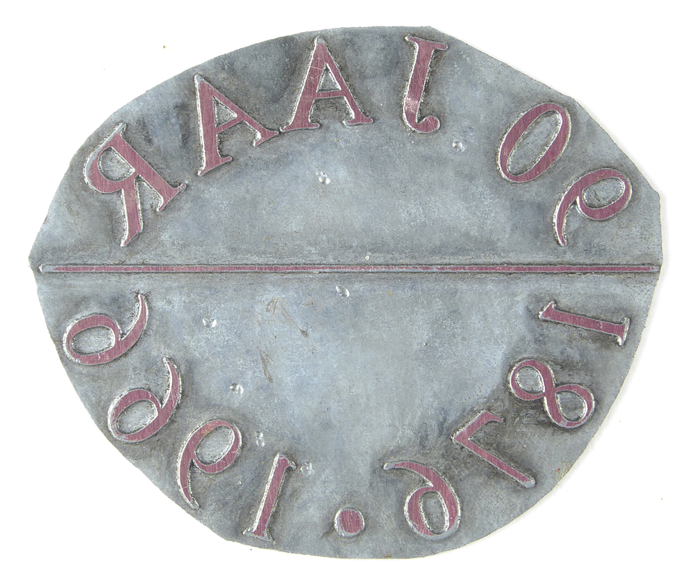 ovalen non ferro metalen cliche met inscriptie 90 jaar 1876 1966, afkomstig van kantoorinstallaties Bv Schuur te Veendam