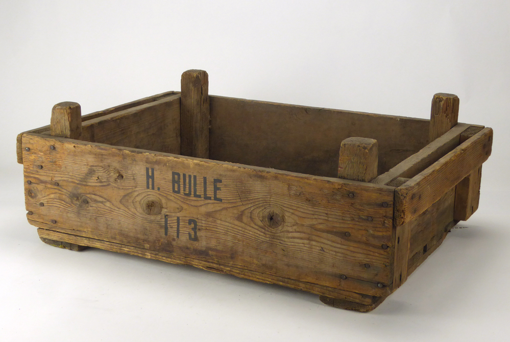 rechthoekige houten krat met in de hoeken opstaande rechthoekige balkjes, aan voorkant opdruk H. Bulle 113
