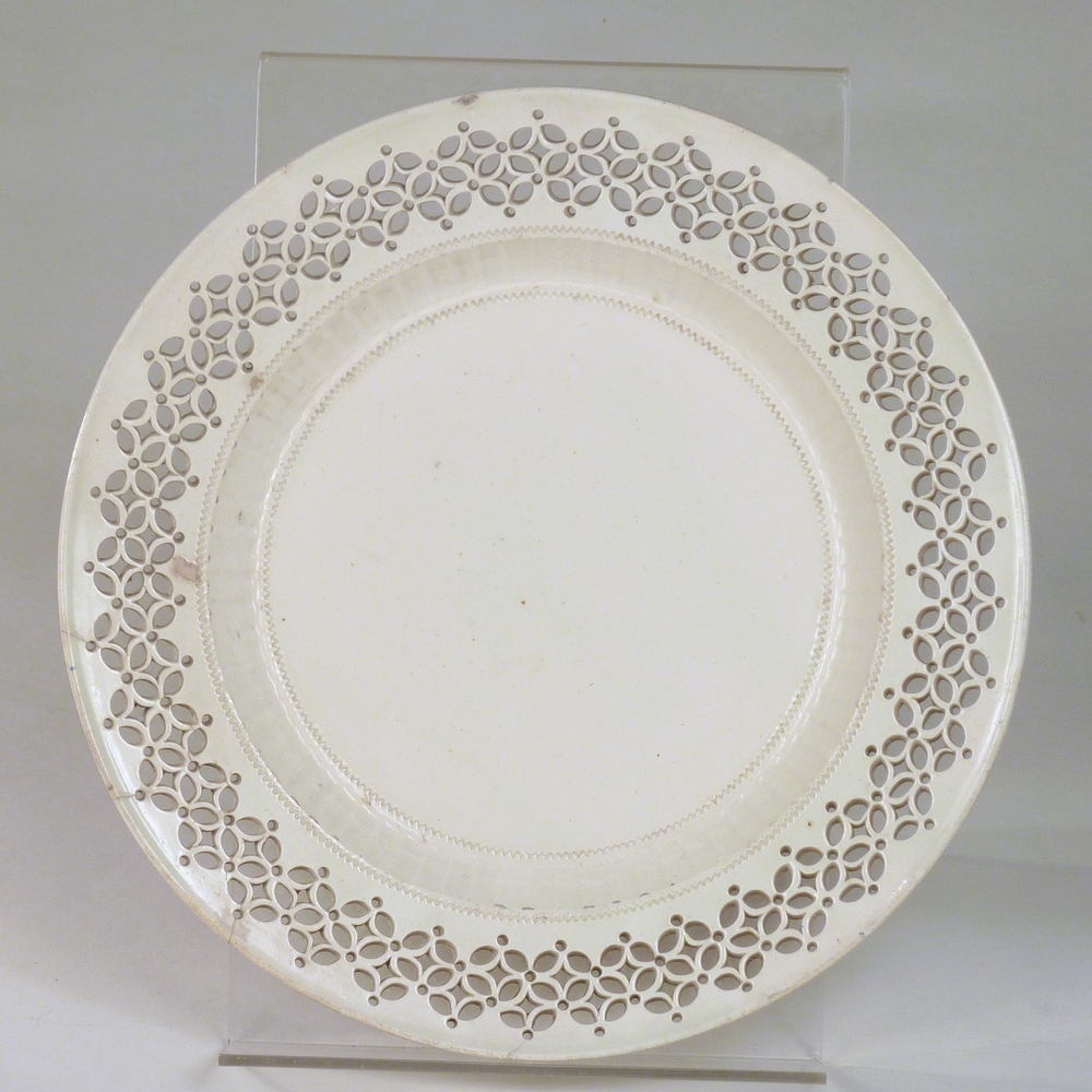 creamware bord met geschulpte ajourrand