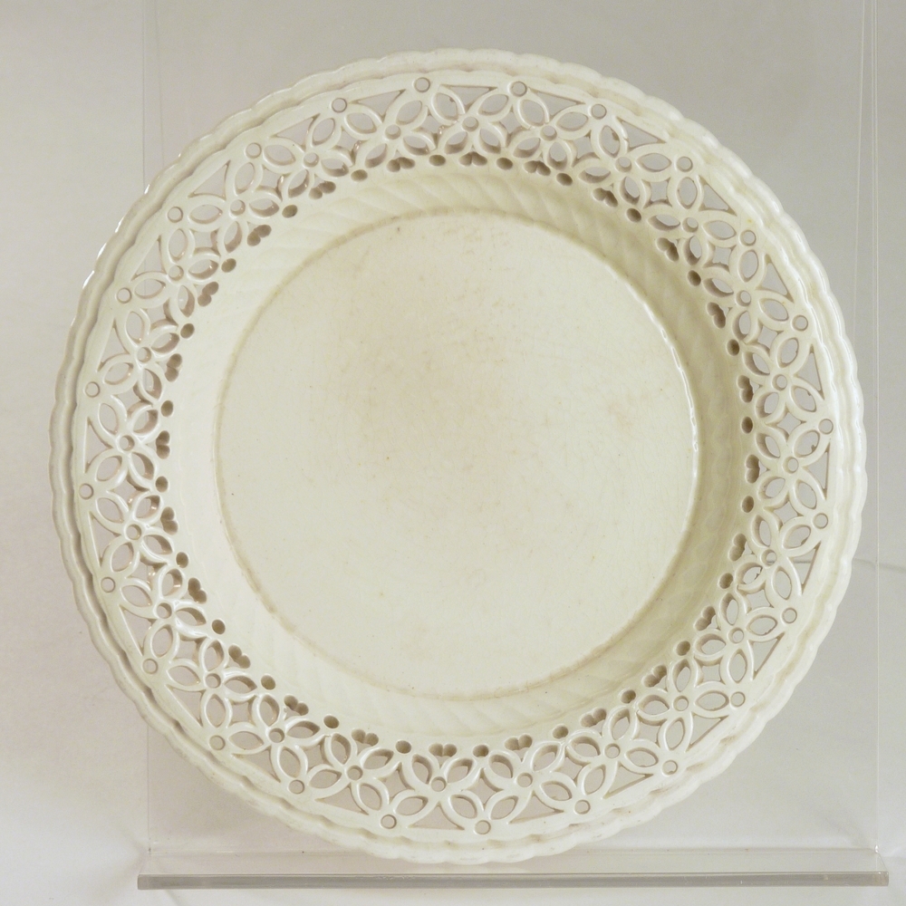 creamware bord met geschulpte ajourrand