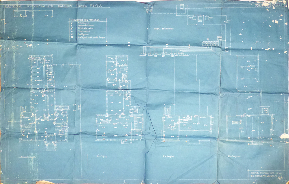 blauwdruk met opschrift elektrische installatie raadhuis Nieuwe Pekela, achterop met pen; door mij uitgevoerd met hulp van een pas afgestuurdeerde ambachtsscholier net voor de oorlog klaar,  uit nalatenschap van oud- medewerker en vader van schenker Harm Toorman (1921-2017)