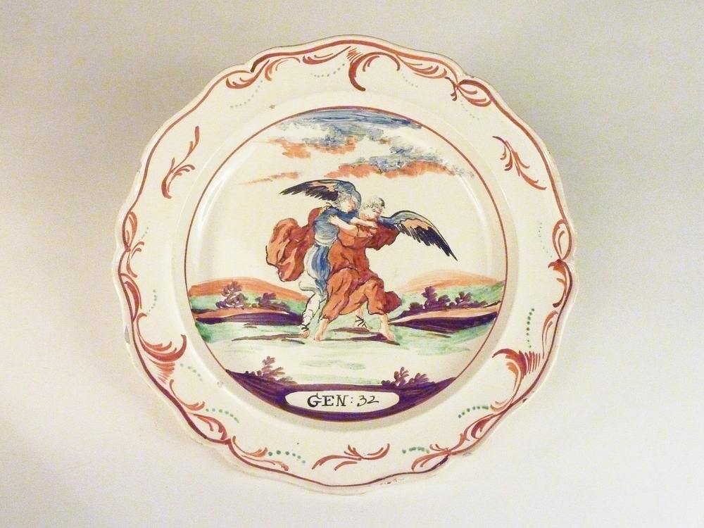 aardewerken bord met geschulpte rand met bijbelse voorstelling Jacob worsteld met de engel en opschrift Gen: 32