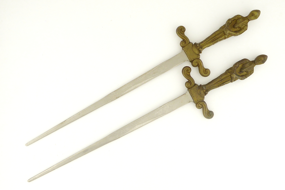 briefopener, heft in de vorm van een staande ridder op zwaard, lemmet is langwerpig en van ijzer gedecoreerd met geometrische motieven