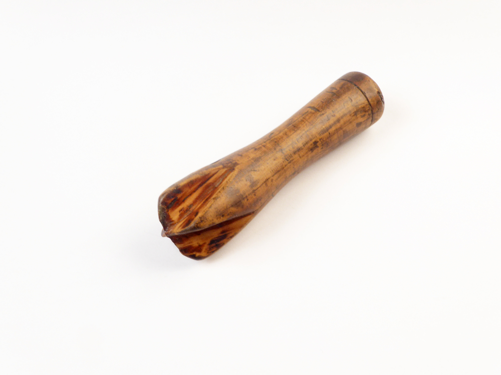 ronde houten stok met verdikte voor en achterkant, voorkant heeft een uitgekerfde kruisvorm, Splitshoutje uit een touwslagerij