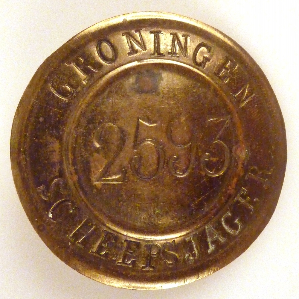 ronde messing scheepsjagerspenning met nummer 2593, afkomstig van Klaas Jan Louwes, Groningen , toen 49 jaar