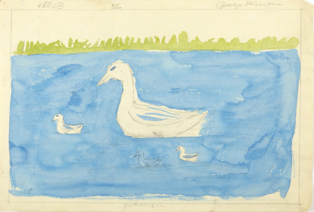 eend met drie kuikens in vijver , water blauw, gras groen en eend wit, op keerzijde ontwerp van een staand vrouwsportret met uitgestoken hand