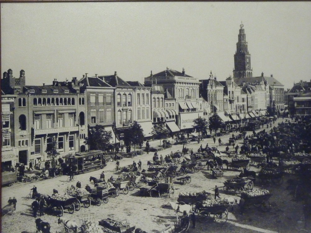 foto in houten lijst van de vismarkt te Groningen, achterop kunsthandel Recker, P.C.Hooftstraat Amsterdam