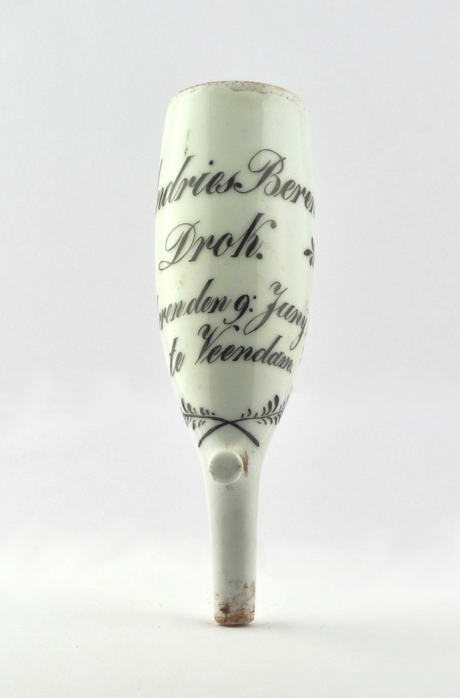 Andries Berends Drok geboren den 9 junij 1836 te Veendam. 13-07-1876 matroos, gage 45 op de kof Albertine , leeftijd 40, wonende te Nieuwe Pekela. Andries Berends Drok, zeeman, geboren 9 juni 1836, overleden 21 augustus 1916, getrouwd met Geessien Plukker op 1 februari 1868 te Nieuwe Pekela, geboren 18-09-1839, overleden 08-11-1903, beide liggende op begraafplaats Ommelanderwijk.