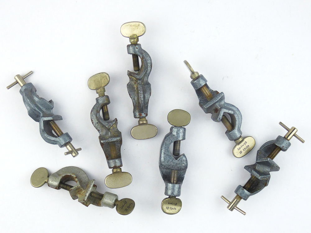 gegoten metalen blok met aan weerszijde een schroef met verdikte uiteinde