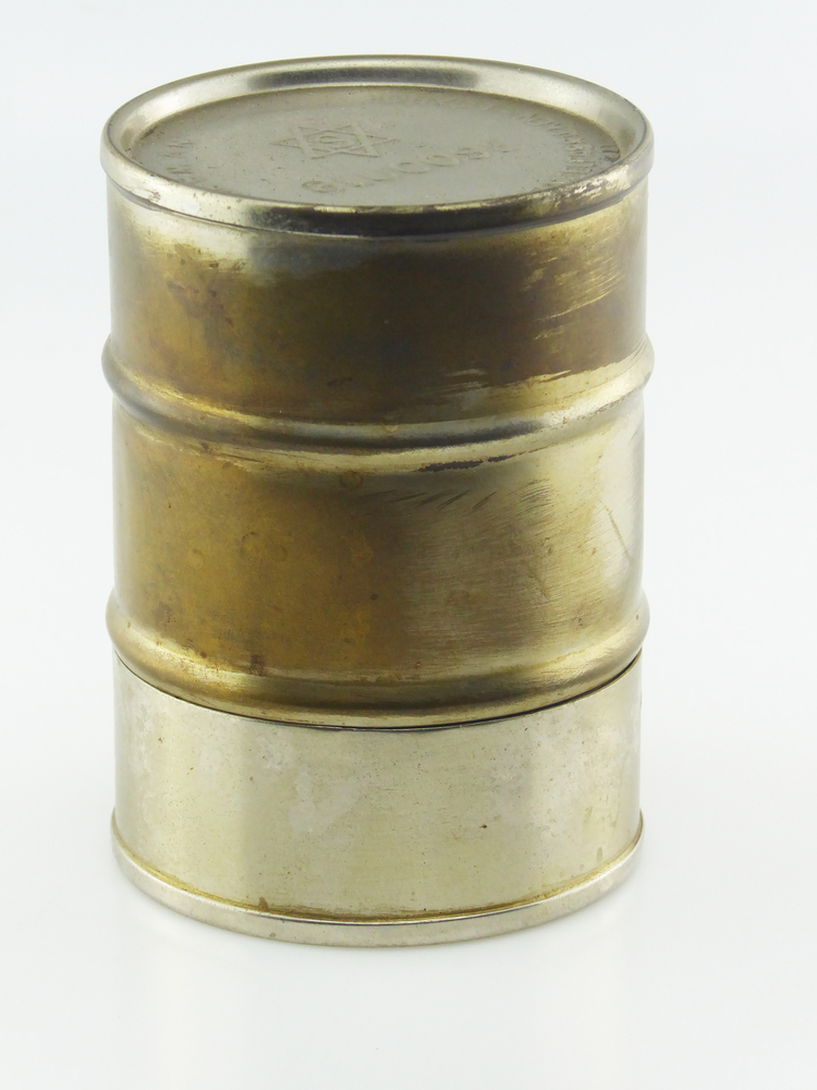 Blikken ronde busje met op bovenkant logo scholten en geslagen inscriptie glucose nv W. A. Scholten aardappelmeelfabrieken Foxhol. In deze bus zaten sigaretten , deze werden aan boeren uitgedeeld als een soort van relatiegeschenk. Afkomstig uit nalatenschap van Alfred Hooglander, was vanaf eind jaren 50 tot aan de sluiting / overname werkzaam bij Scholten.