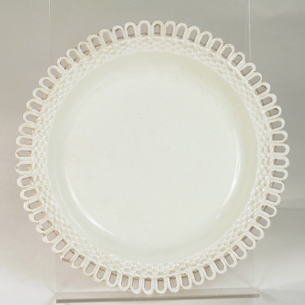 cremekleurige creamware bord met ajourwerk en geschulpte rand