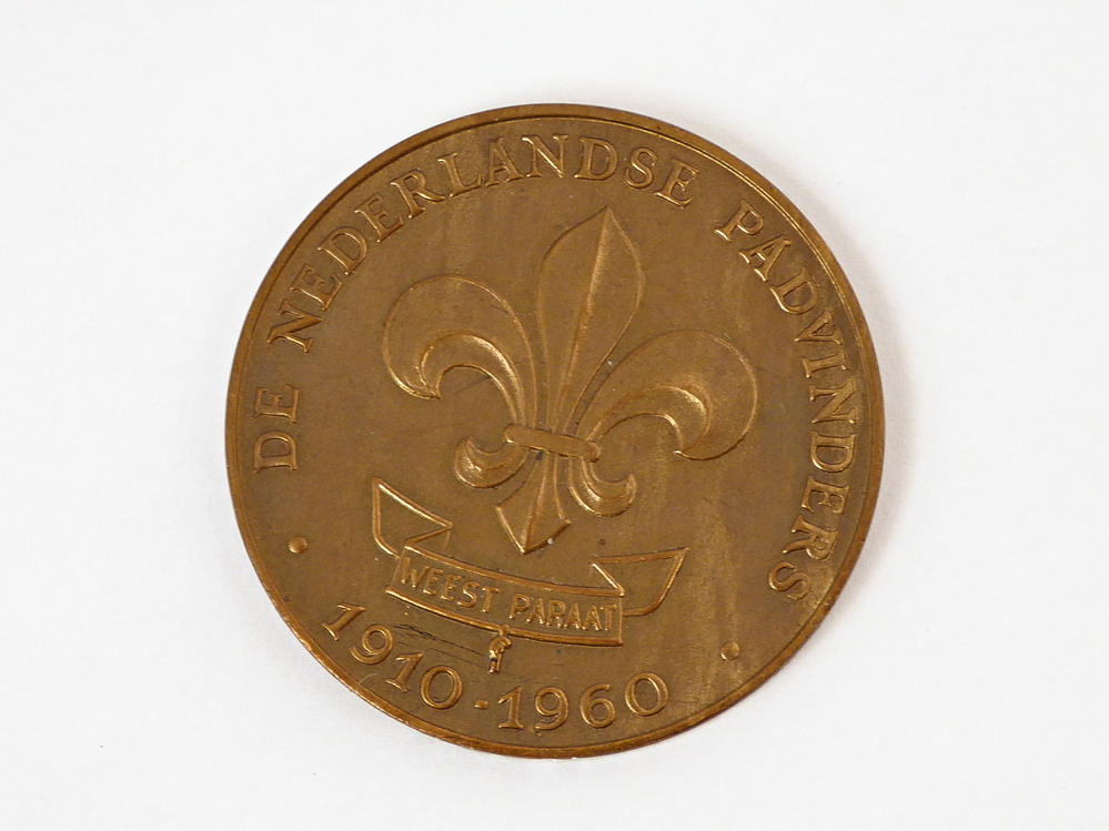 De Nederlandsche Padvinders 1910 - 1960 Wees Paraat Goede daad gedaan laat mij dan van de linker naar de rechterzak toegaan.