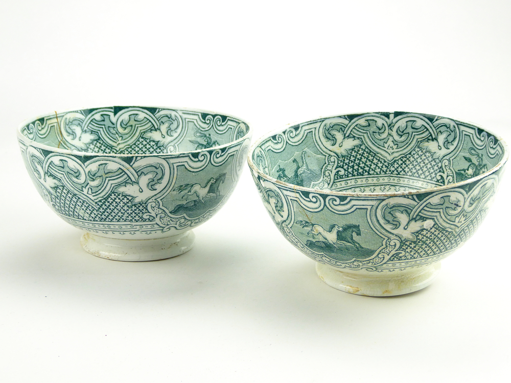 2 aardewerken kommen op standvoet van het merk Petrus Regout & Co, Maastricht, decornaam Lasso, diameter 14,9 cm, op binnenkant 4 x groene decoratie van man op paard met lasso die paarden vangt, buitenkant groene decoratie van loslopende paarden en man op paard met lasso, gemerkt met beeldmerk 71 A van Petrus Regout, blindmerk 4, opgedoken door British Sub Aqua Club, Branch 501, ook wel de 501 Divers uit Folkstone, uit het wrak van de op 19 november 1887 na een aanvaring met het stoomschip Rosa Mary gezonken stoomschip W.A. Scholten, via hun woordvoerder Glyn Jones geschonken aan het Veenkoloniaal Museum.