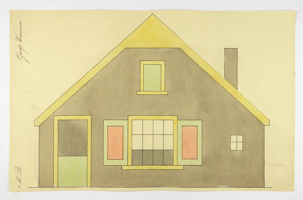 grijze voorgevel van een huis met geel dak, grijze schoorsteen, raam boven, gele kozijnen en groen glas, deur in twee helften, onderkant groen, bovenkant grijs met gele deurlijst, raam, verdeeld in 12 vensters met aan weerszijden luiken, raam twee kleuren, bovenkant 8 vensters wit, onderkant 4 vensters grijs, gele raamomlijsting en kozijn, luiken twee kleurig, groene buitenkant en oranje binnenkant klein venstertje uit 4 delen wit.
