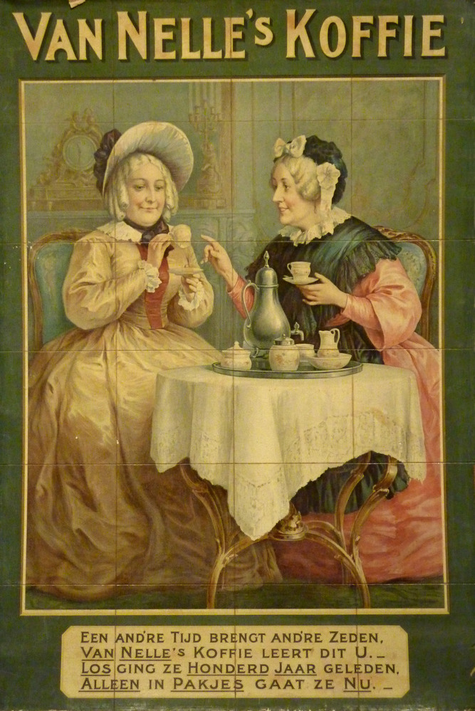kartonnen reclameplaat met afbeelding 24 tegels met daarop 2 vrouwen die aan het koffiedrinken zijn en opdruk Van Nelle's koffie