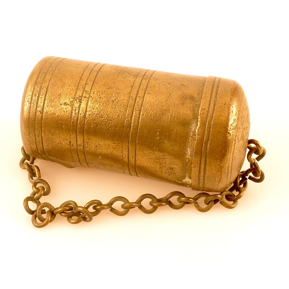 Koperen tondeldoos. Cilindrisch met ongeveer gelijk gebold deksel en bodem. Onder en boven een klein oog en daartussen één ketting.