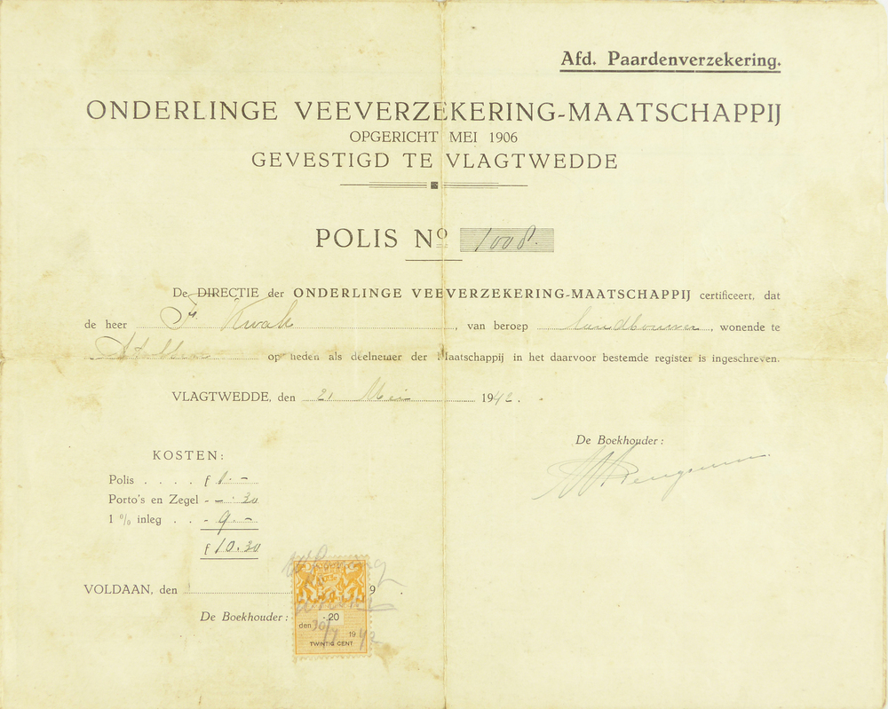 rechthoekig gevouwen stuk papier met opdruk: Afd Paardenverzekering Onderlinge Veeverzekering-maatschappij opgericht mei 1906 gevestigd te Vlagtwedde Polis no 1008 De directie der onderlinge veeverzekerings-maatschappij certificeerd, dat de heer F.Kwak van beroep landbouwer, wonende te (onleesbaar) op heden als deelnemer der maatschappij in het daarvoor bestemde register is ingeschreven Vlagtwedde den 21 mei 1942