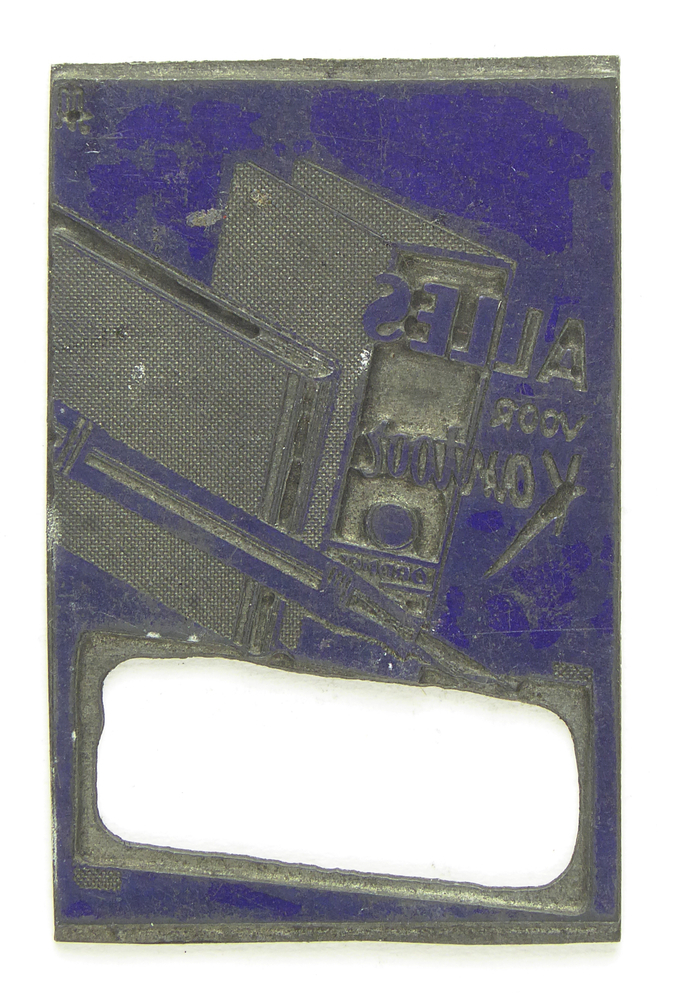 rechthoekige non ferro metalen cliche met overdwars een uitsparing met inscriptie alles voor kantoor, afbeelding ordners en pen, afkomstig van kantoorinstallaties Bv Schuur te Veendam