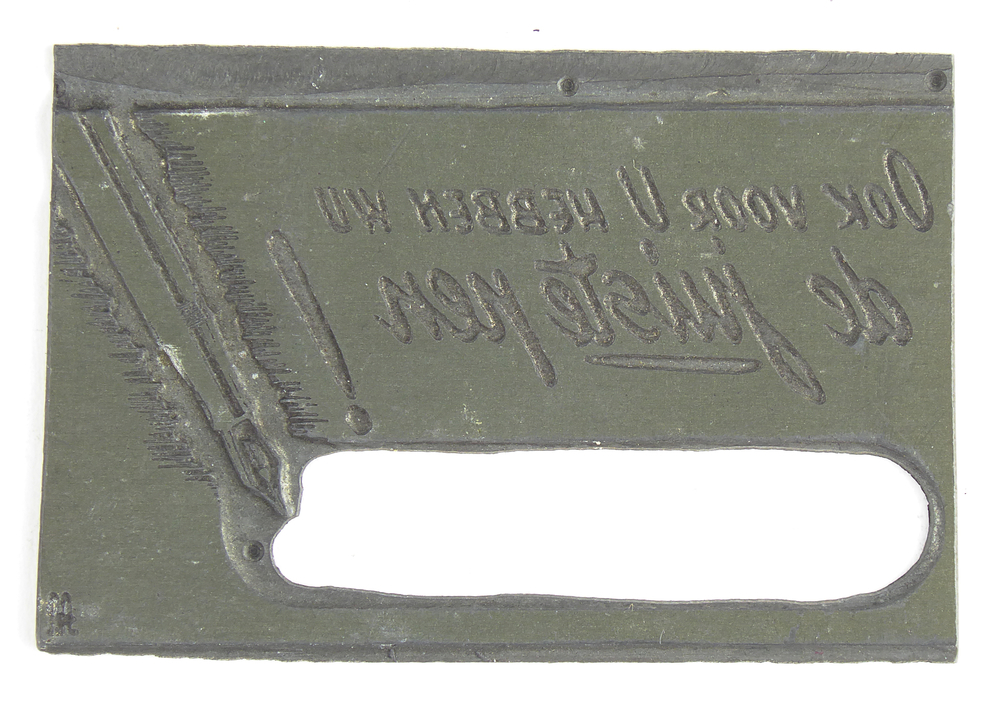 rechthoekige non ferro metalen cliche met overdwars een gat en afbeelding kroontjespen en inscriptie ook voor u hebben wij de juiste pen, op achterkant oranje sticker met zwarte opdruk kantoorboekhandel Schuur Veendam, afkomstig van kantoorinstallaties Bv Schuur te Veendam