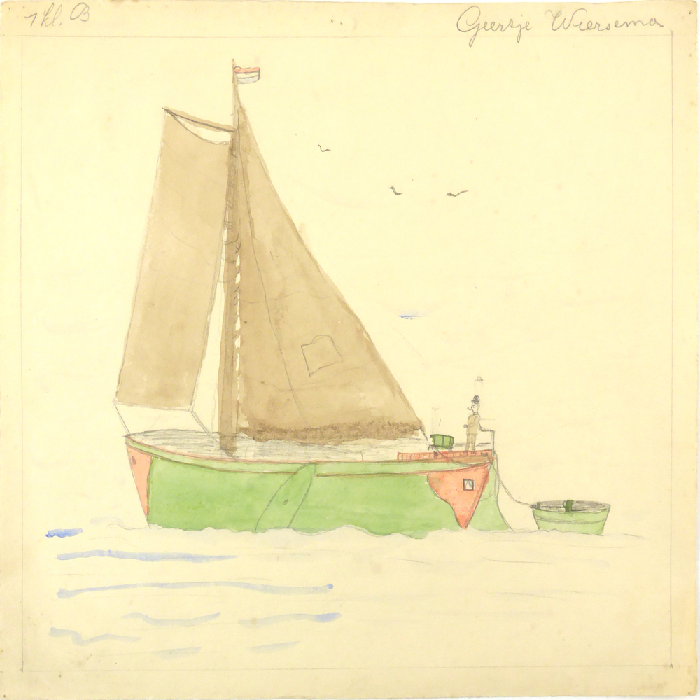 groene zeilboot, met voor en achter oranje vlakken, bruine zeilen en man aan roer, erachter een sloep