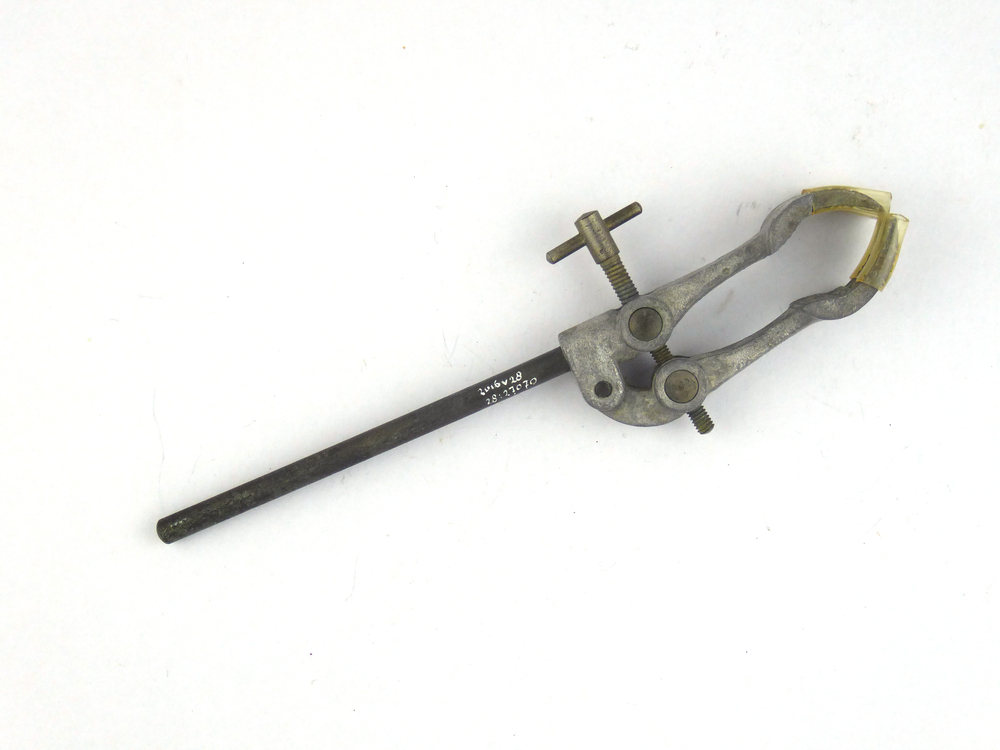 metalen staaf met aan uiteinde 2 armen die verstelbaar zijn door een schroefmechanisme