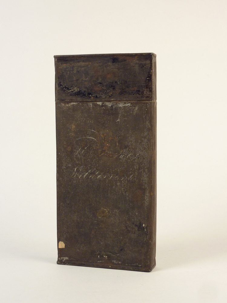 rechthoekige zwarte blikken scheepspapierentrommel van K.H.Doewes  Wildervank