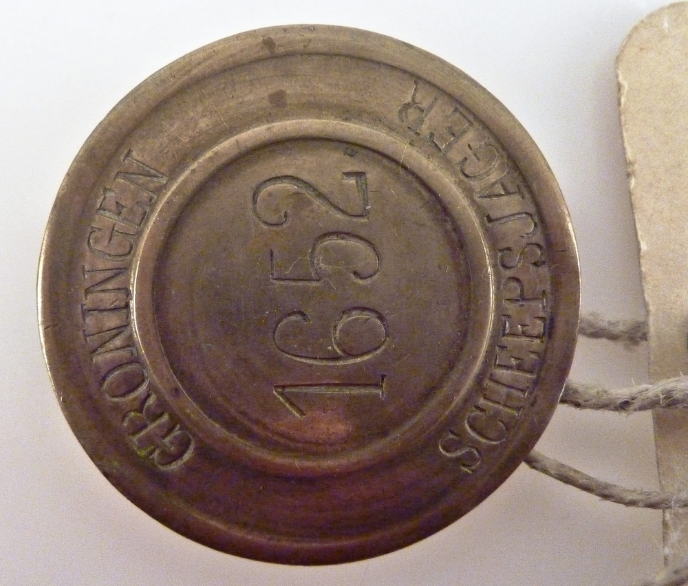 ronde messing Scheepsjagerspenning met nummer 1652 van Tammo Huizinga te Veendam