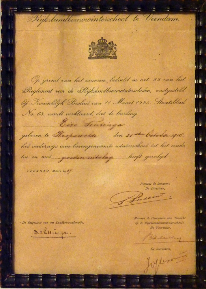 Rijkslandbouwwinterschool te Veendam. Op grond van het examen, bedoeld in art. 22 van het Reglement voor de Rijkslandbouwwinterscholen, vastgesteld bij Koninklijk Besluit van 11 Maart 1925, Staatsblad No 68, wordt verklaard, dat de leerling Eize Pentinga, geboren te Kropswolde , den 21 sten Oktober 1918, het onderwijs aan bovengenoemde winterschool heeft gevolgd Veendam maart 1937