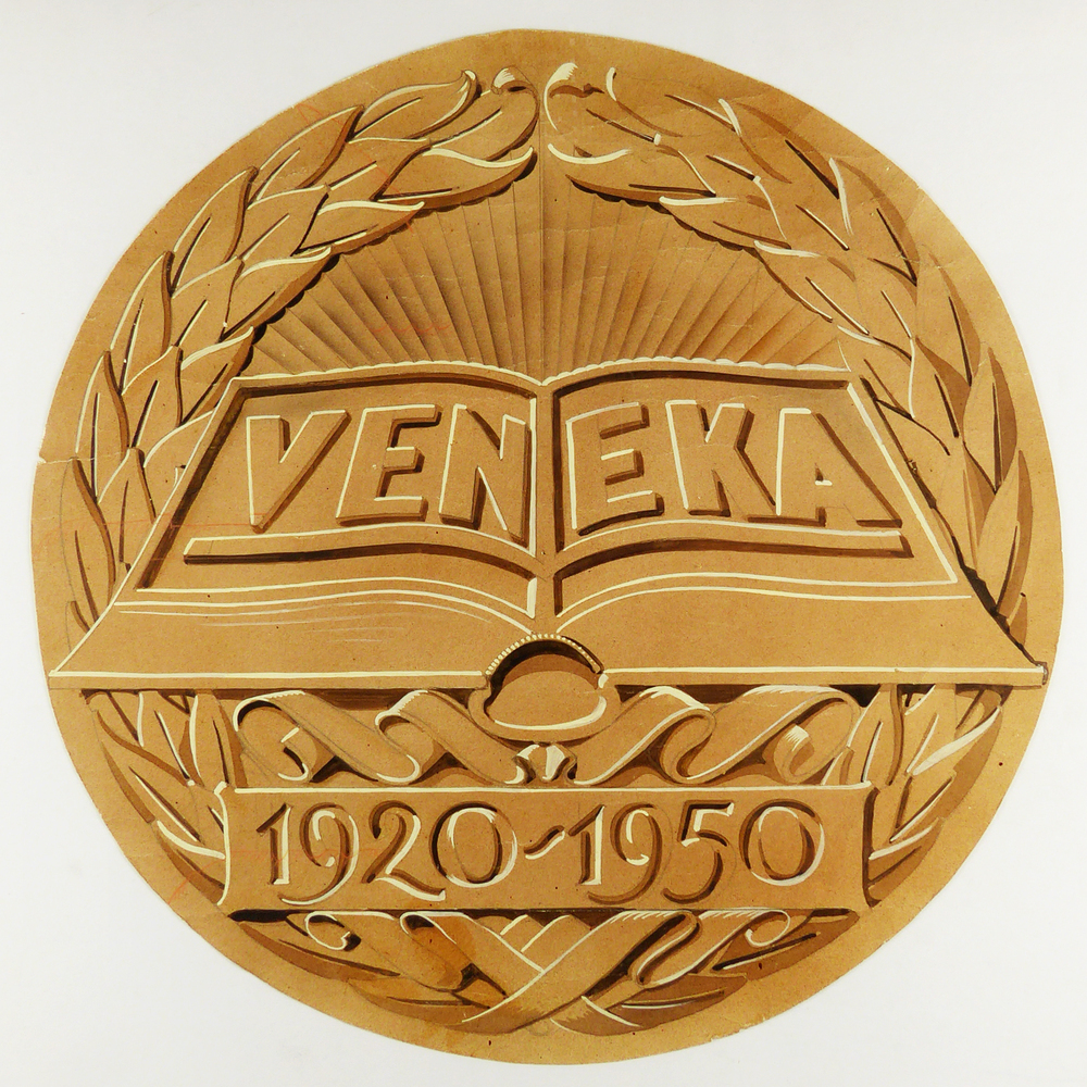 ronde voorstelling van een opengeslagen boek met opschrift VENEKA (Verenigde Nederlandse Kantoorboekhandelaren) daaronder 1920 - 1950 decoratieve rand van vlechtwerk, ontwerp voor jubileumplaquette vermoedelijk in houtrelief