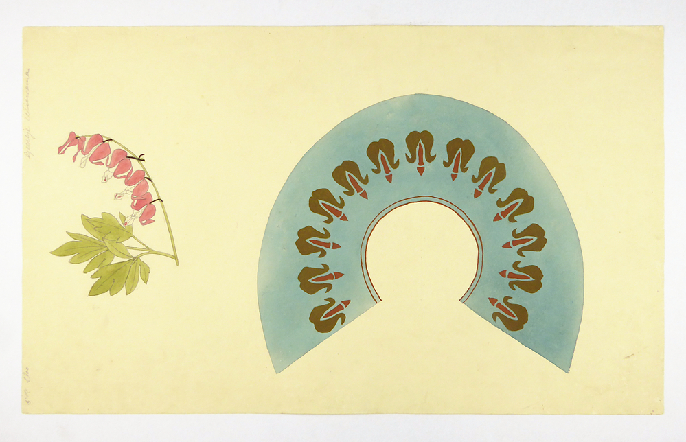 blauwe kraag met hierop gestileerde bruine bloemen met rode stamper en rechtsboven takje met blad en 5 rode bloemen met witte stamper