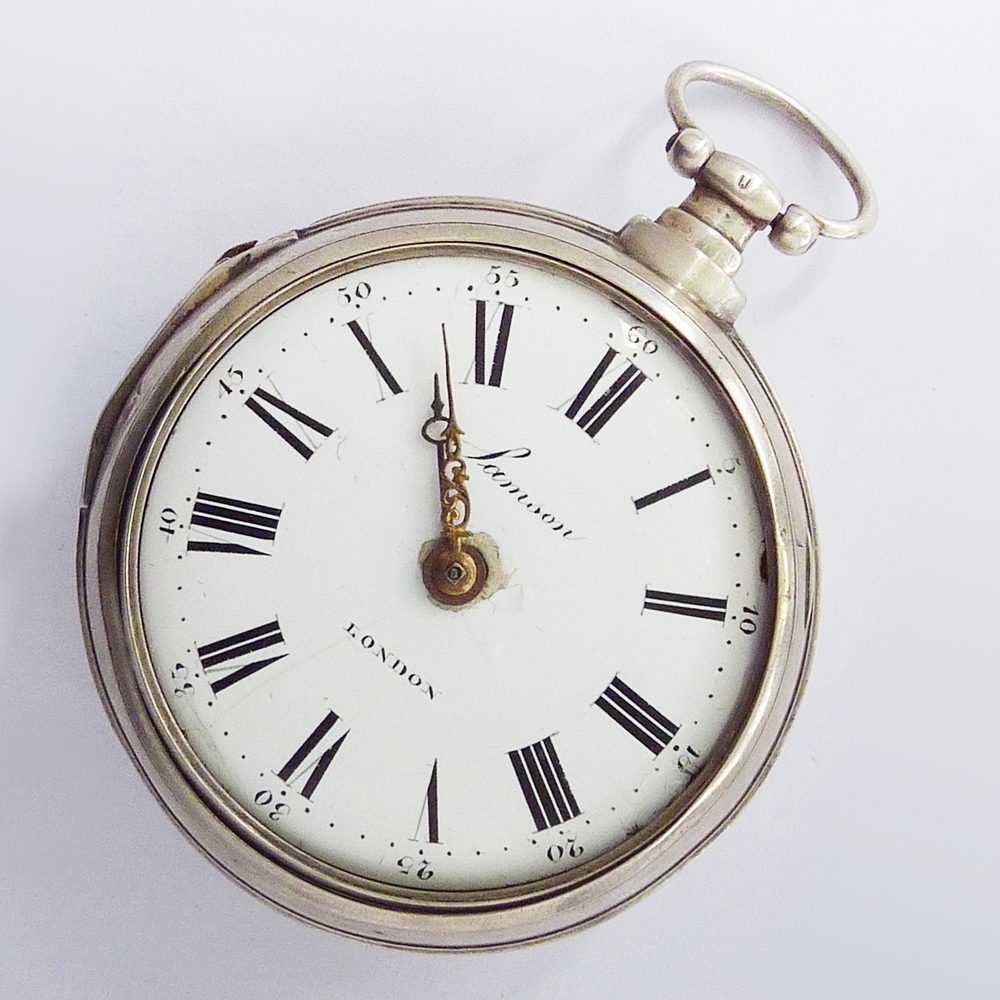 ronde blik en zilveren horloge met seconden en uurverdeling