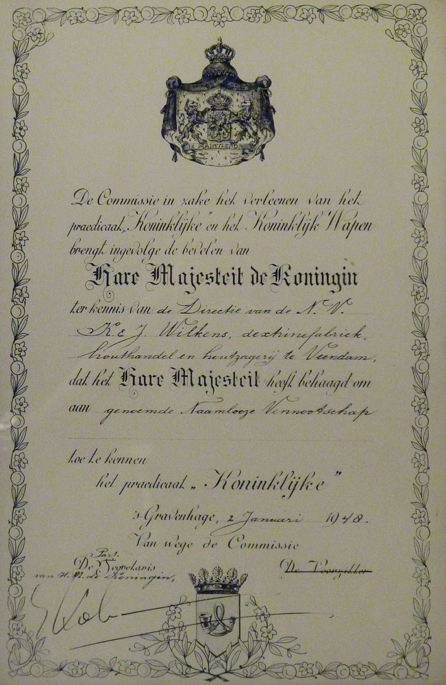 De commissie inzake het verleenen van het praedicaat Koninklijke en het Koninklijk Wapen brengt ingevolge de bevelen van Hare Majesteit de Koningin ter kennis van de directie van de NV K & J Wilkens dextrinefabriek houthandel en houtzagerij te Veendam dat het hare Majesteit heeft behaagd om de genoemde Naamloze Vennootschap toe te kennen het praedicaat Koninklijke s'Gravenhage 2 januari 1948 vanwege de commissie part de secretaris van HM de koningin de voorzitter
