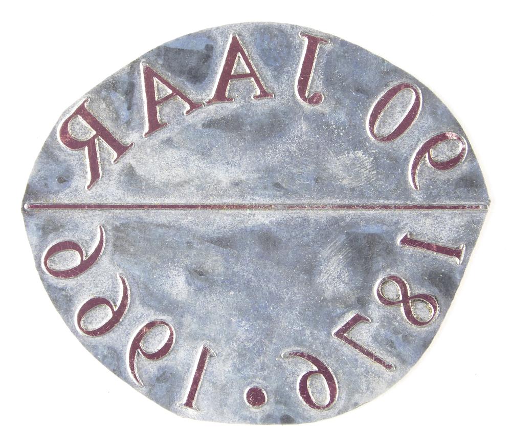 ovalen non ferro metalen cliche met inscriptie 90 jaar 1876 1966, afkomstig van kantoorinstallaties Bv Schuur te Veendam