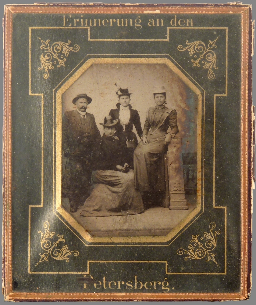 erinnerung an den petersberg, groepsfoto familie Smit