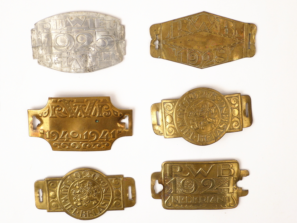 messing / tombac, aluminium en alpaca fietsplaatjes in diverse vormen en diverse inscripties over de jaren 1924 + 1925 + 1926 + 1926 + 1928 + 1940-41
