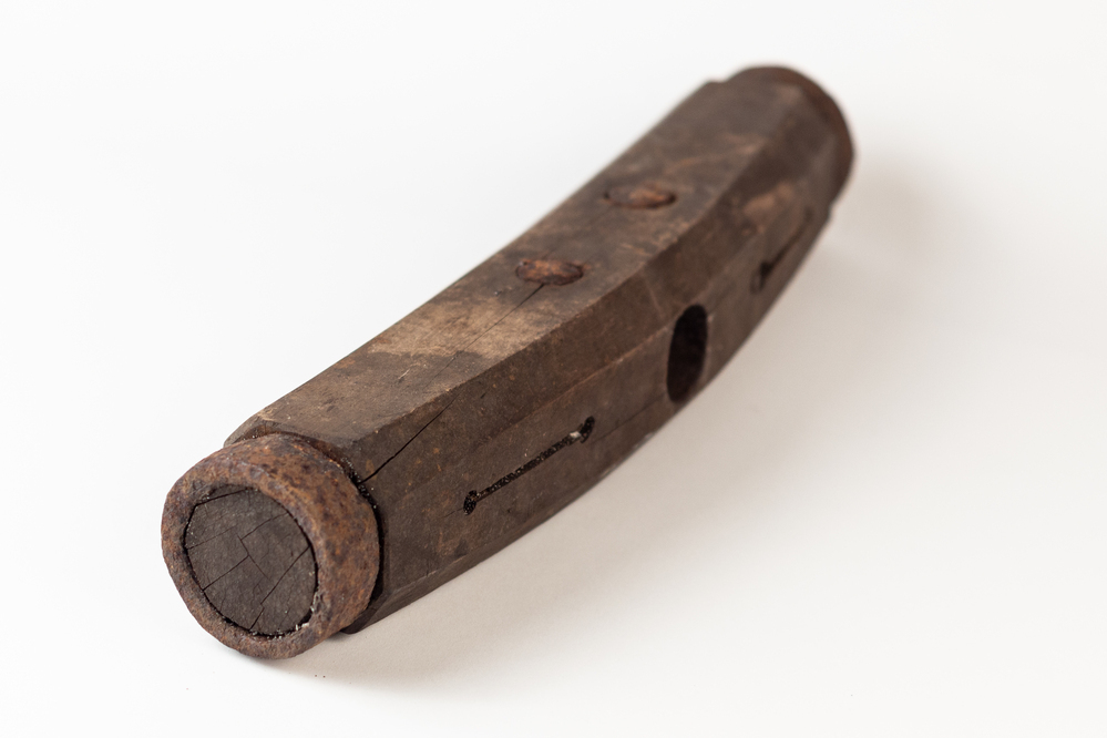 breeuwhamer zonder steel met initialen J J G = Jan Jans Gort, getrouwd met Janna Egberts Kistenkast, schipper, geboren 14 november 1786 te Sappemeer, overleden 13 april 1856 te Veendam of zijn zoon Jan Jans Gort, getrouwd met Fennechien Jans Drenth, schipper, geboren 2 september 1854 te Veendam, overlijdensdata onbekend, maar waarschijnlijk 1874 op zee.