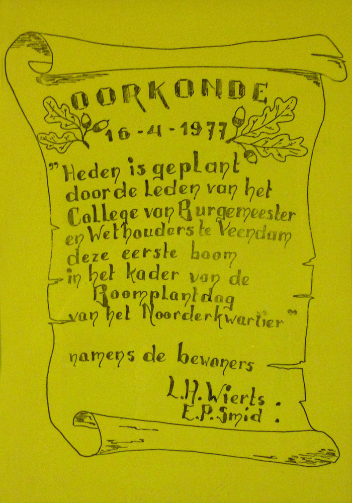 Oorkonde 16-4-1977 Heden is geplant door de leden van het College van Burgemeester en Wethouders te Veendam deze eerste boom in het kader van de boomplantdag van het Noorderkwartier namens de bewoners L.H.Wierts, E.P.Smid.