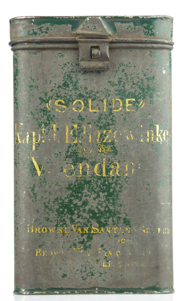 rechthoekige groen gelakte blikken scheepspapierentrommel met goudkleurige afgesleten belettering Solide capt. J.E. Hazewinkel Veendam Browne van Santen Geveke Londen (firma bestond van 1851 - 1884) Browne, Van Santen & Co. L'POOL. De Solide was een 3 mast schoener, gebouwd 1869 te Veendam en varende voor A.van Linge Ezn uit Veendam, 1875 gestrand te Luce Bay en verkocht als wrak, bevaren van 1869 – 1874 door kapitein J.E. Hazewinkel. 

Jan Eerkes werd geboren op 20 augustus 1827 te Wildervank als zoon van de schipper Tjakke Jans Hazewinkel en Jantje Eerkes. Jan trouwde op 17 maart 1853 te Veendam als schipper met Geertje Douwes, geboren op 02 maart 1828 te Veendam als dochter van de schipper Douwe Pieters Douwes en Anna Harms Schreuder.
Jan Eerkes overleed op 06 juni 1888 te Egmond aan Zee, 60 jaar, weduwnaar. Hij zal zijn overleden in het voormalige tehuis voor oud-zeelieden van de Prins Hendrik Stichting aan de Voorstraat in Egmond aan Zee.
 
J.E.Hazewinkel was effectief lid van het Veendammer zeemanscollege “Maatschappij tot Nut der Zeevaart” met vlagnummer 225 in de periode 1862 t/m 1877. 
 
Bouma025 vermeldt J.E.Hazewinkel  als gezagvoerder gedurende:
*    1851 t/m 1853 van de kof “Onderneming”, gebouwd in 1834 te Hoogezand, 75 ton o.m., geen verdere bijzonderheden
*    1853 t.m 1867 van de galjoot “Dolphijn”, gebouwd in 1853 bij Hooites te Hoogezand, 126 ton, varend voor K. en J. Wilkens te Veendam. Het schip is gestrand en wrak geraakt.
 
In de ledenlijst van het Veendammer zeemanscollege opgenomen in een almanak uit 1862 uitgegeven door de zeemanscolleges van Wildervank en Nieuwe Pekela wordt J.E.Hazewinkel vermeld als gezagvoerder van de “Dolphijn” met vlagnummer 225.
 
De collectie monsterrollen op het Noordelijk Scheepvaartmuseum te Groningen vermeldt:
08 februari 1841, kof “Onderneeming”, schipper Tjakke Jans Hazewinkel, kajuitwachter Jan Eerkes Hazewinkel.
26 januari 1841, kof “Onderneeming”, schipper Tjakke Jans Hazewinkel, kajuitwachter Jan Eerkes Hazewinkel.
23 februari 1842, kof “Onderneeming”, schipper Tjakke Jans Hazewinkel, koksmaat Jan Eerkes Hazewinkel.
10 februari 1844, kof “Onderneeming”, schipper Tjakke Jans Hazewinkel, lichtmatroos Jan Eerkes Hazewinkel.
06 februari 1845, kof “Onderneeming”, schipper Tjakke Jans Hazewinkel, lichtmatroos Jan Eerkes Hazewinkel.
30 januari 1847, kof “Onderneming”, schipper Albert Tjakkes Hazewinkel, stuurman Jan Eerkes Hazewinkel
15 februari 1845, kof “Onderneming”, schipper Albert Tjakkes Hazewinkel, stuurman Jan Eerkes Hazewinkel
02 februari 1850, kof “Onderneming”, schipper Jan Eerkes Hazewinkel.
30 januari 1851, kof “Onderneming”, schipper Jan Eerkes Hazewinkel.
24 januari 1852, kof “Onderneming”, schipper Jan Eerkes Hazewinkel.
22 april 1854, schoener “Dolphijn”, schipper Jan Eerkes Hazewinkel, 25 jaar uit Wildervank.
24 januari 1866, schoener “Dolphijn”, schipper Jan Eerkes Hazewinkel, 38 jaar uit Veendam.