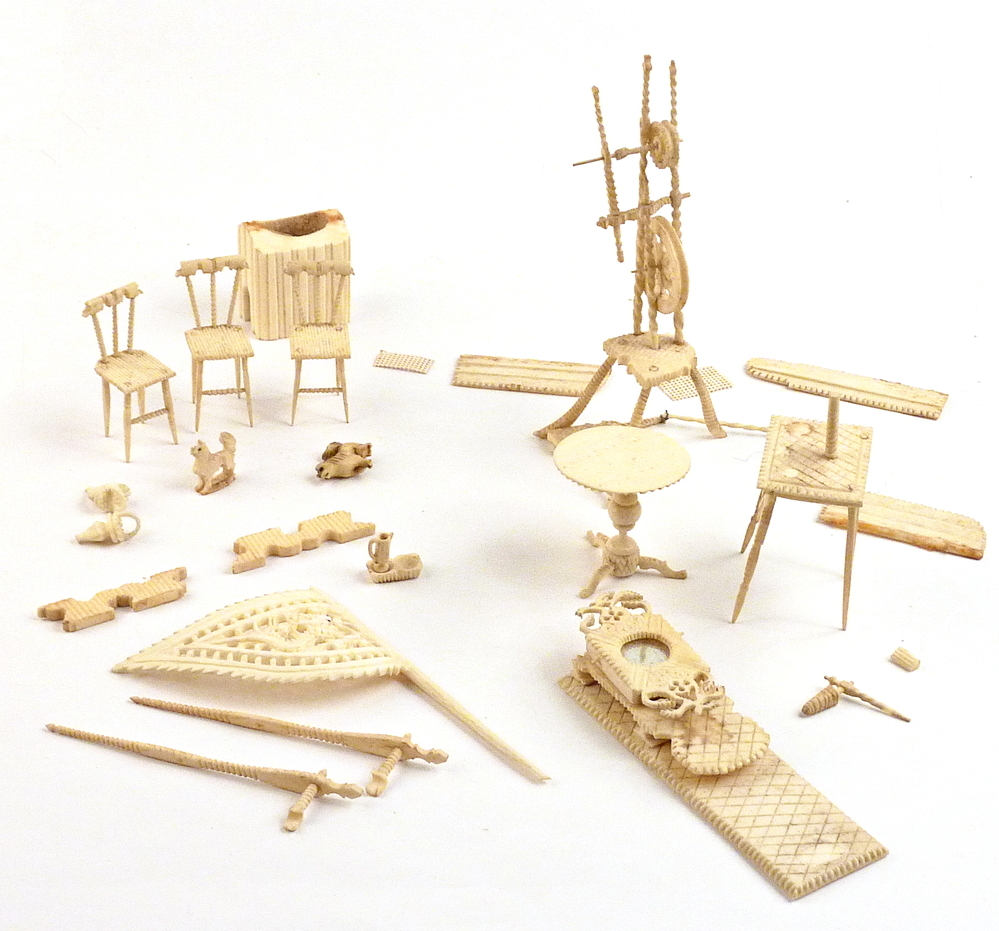 meubilair voor poppenhuis van been, spinnewiel, tafel, 3 stoelen, hondehok met 2 hondjes, enkele losse onderdelen voor ?kaptafel, tafel?