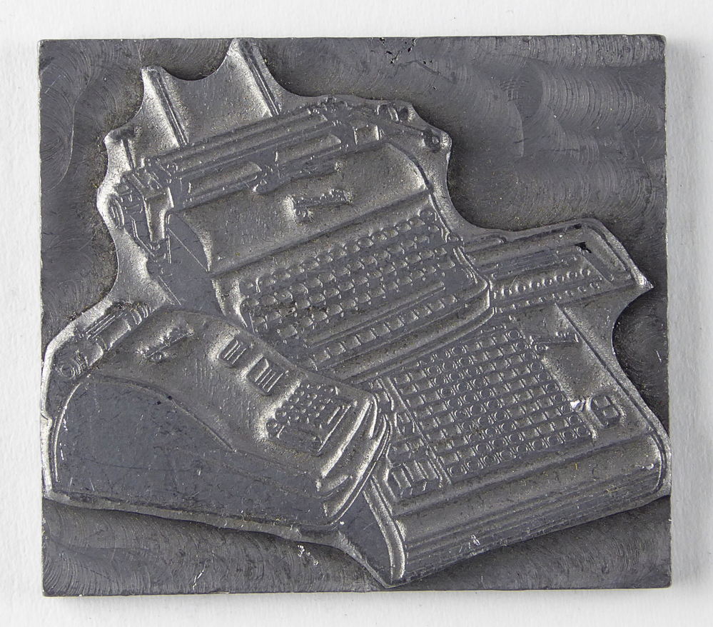 rechthoekige non ferro metalen cliche met afbeelding schrijfmachine en calculator, afkomstig van kantoorinstallaties Bv Schuur te Veendam