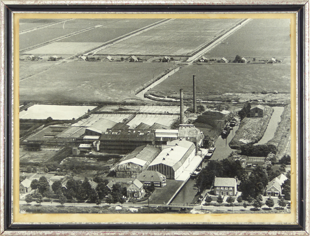 luchtfoto in zwart / wit kleur van aardappelmeelfabriek Westerwolde te Veelerveen