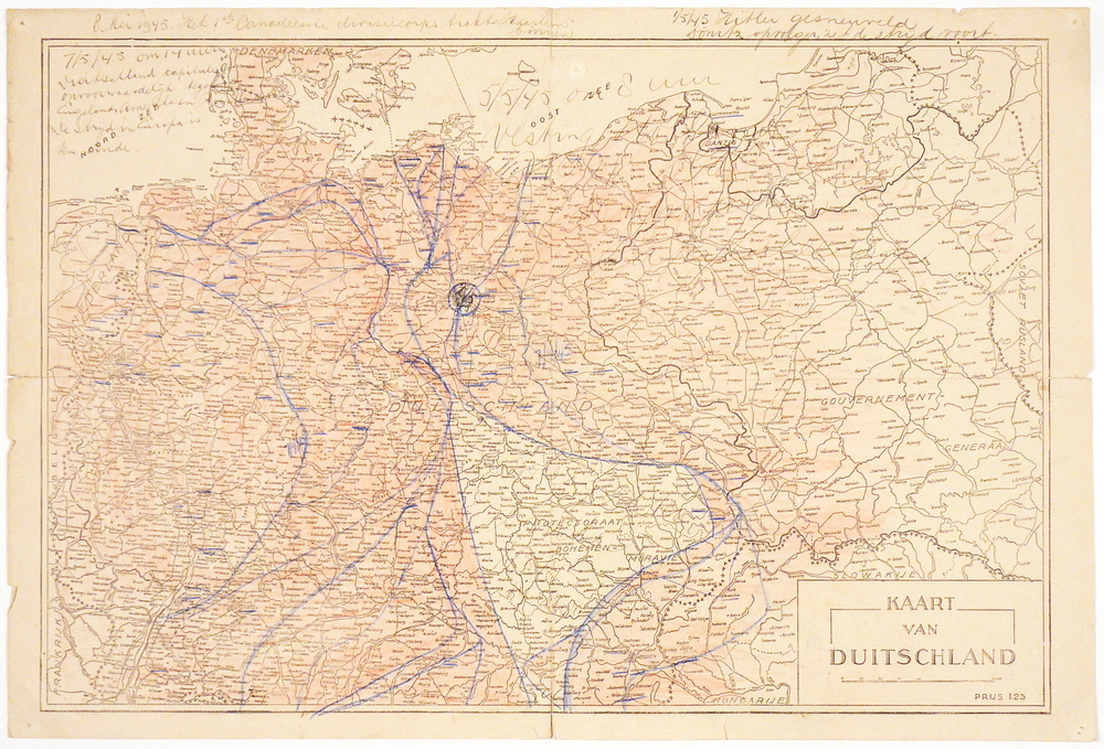 kaart van Duitschland / pirus Malus ( appelboom ). Op deze kaart zijn de fronten zichtbaar van de geallieerde legers zoals die door Radio Oranje bekend werden gemaakt gedurende de periode voor de bevrijding. Met blauw onderstreept zijn waarschijnlijk de plaatsen waar volgens de radio zwaar werd gevochten. Het centrale punt, waar de bevrijders naartoe trekken, is Berlijn.