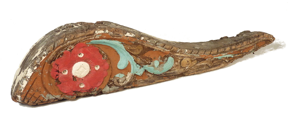 roerklik, klik: los sierstuk, op de bovenzijde van het roer bij diverse zeilschepen. restant van een oude roerklik , afkomstig van een binnenvaartschip. Uit het Winschoterdiep bij Borgercompagnie opgevist door H. van Peer in 1966.