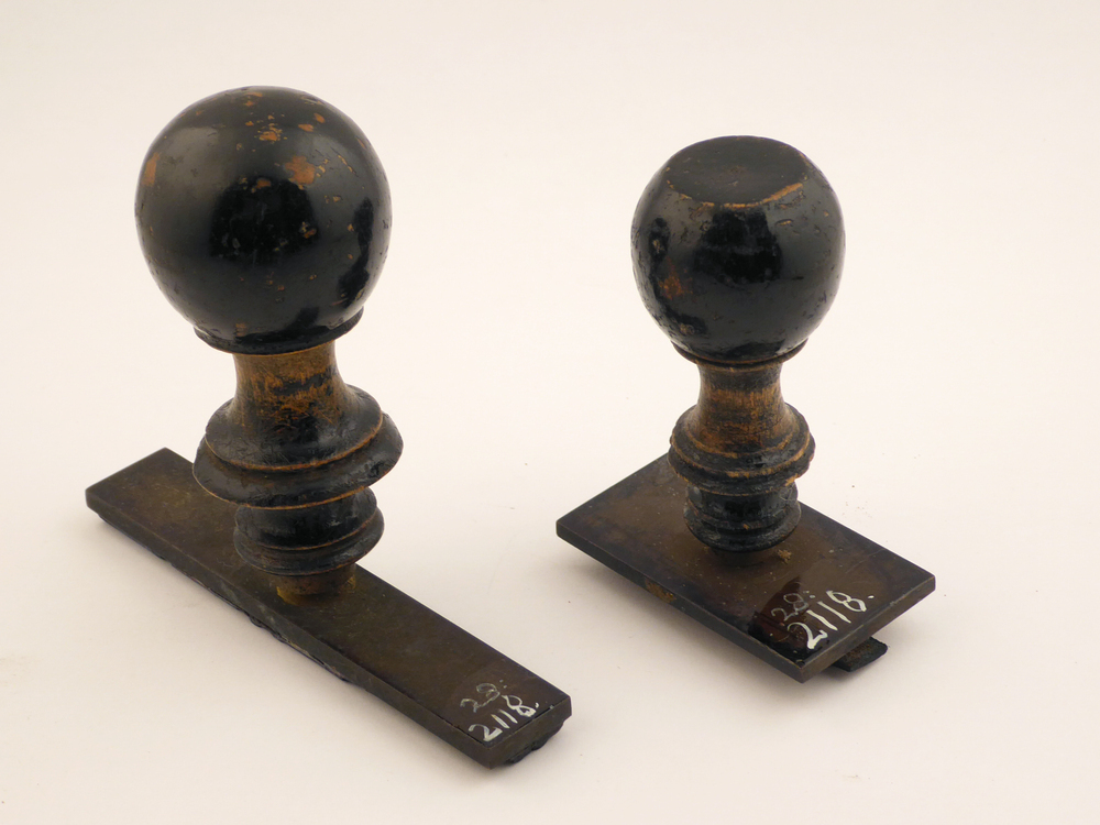 2 houten stempels met respectievelijk opdruk 1.Tricotagefabriek A.Schmidt en Zoon 2.bankier : De groninger Bank