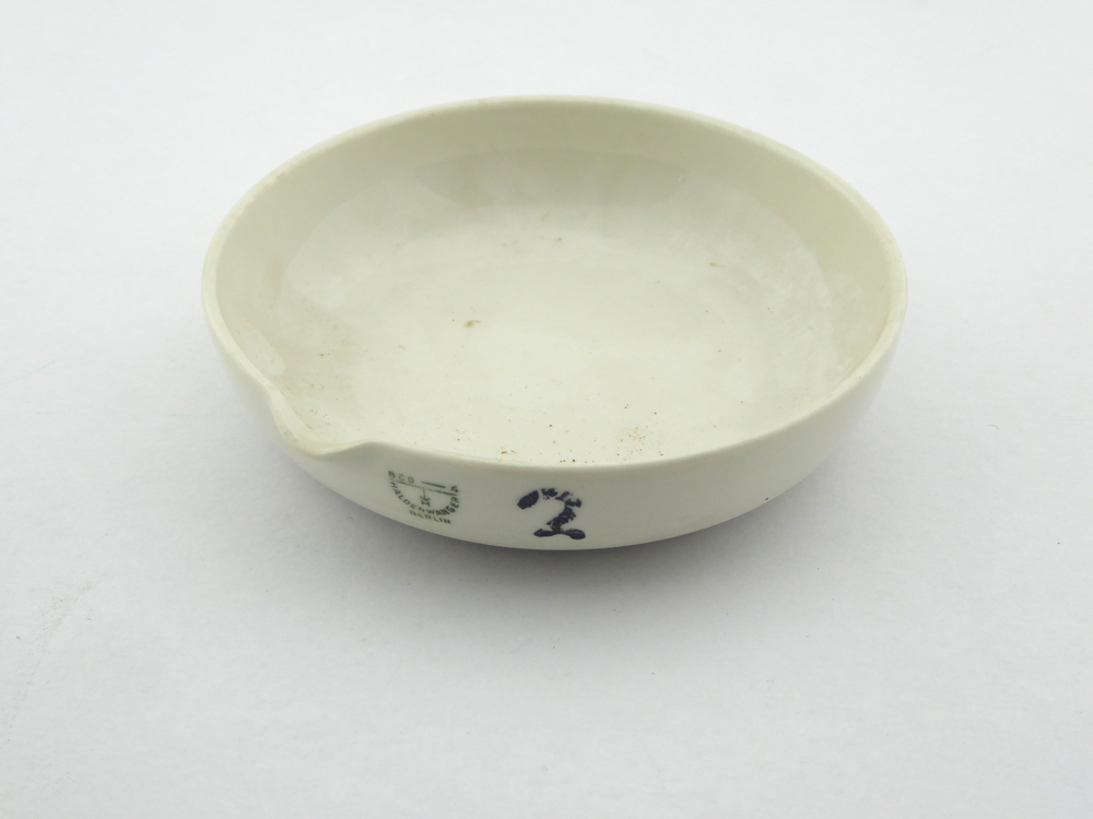 witte ronde porseleinen indampschaal met schenklip en stempel B C B - 4 Haldenwanger Berlin en met zwarte stift toevoeging 2