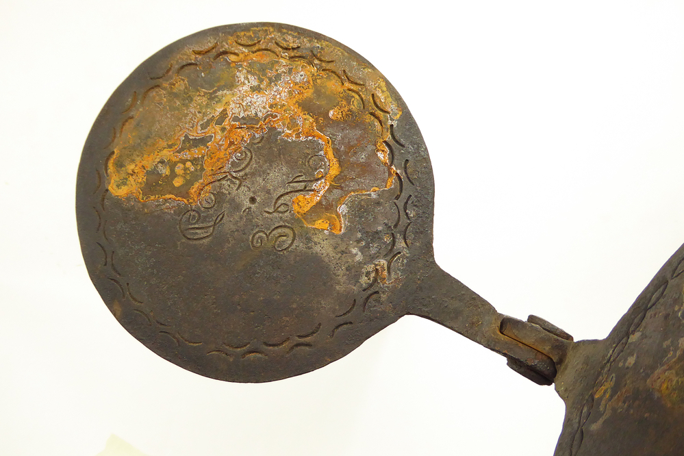 wafelijzer met aan binnenkant inscriptie 1838   LKD  -  HE   EB, moet zijn EK , Luppo Klaasens Dijkhuis en Hieltje Egberts Koiter