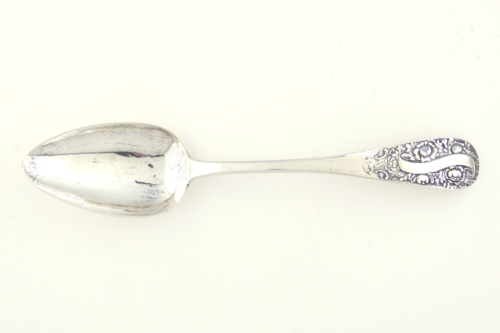 zilveren oostzeelepel met lange spitse bak en iets omgebogen uiteinde steel, op uiteinde steel bloemdecoratie en banderolle , gepunte inscriptie onderkant G.W.Schroder 261 Riga 1853, meesterteken Knuth ( meesterteken Christoph Barthold Knuth 1834 - 1864), essayeurteken omgekeerde V 3 - (Cyr.) Khristian Ludwig Zuk (Ludwig Suk) gehalteteken 84, stadskeur Riga en gestileerde vis in driehoek, belastingteken.